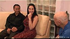 Bruneta cu tatele mari ia doua pule in ea